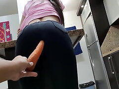 年轻不满足的热妻子渴望一只大公鸡，我告诉她用屁股里的胡萝卜操她