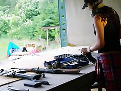 kleidung hindert brünette daran, große waffen zu benutzen, also zog sie sie aus