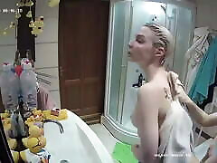 Nina et Kira sous la douche