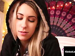 schwesterlich warme liebe mit kimber lee, die ihren stiefbruder melkt!