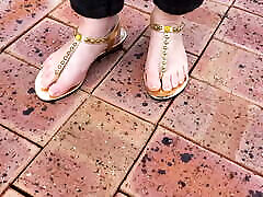 sexy natürliche sonakshi gerboydy online bathing in wunderschönen goldenen sandalen