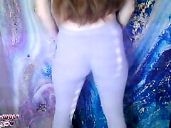 gorąca dziewczyna miele i twerks w legginsy