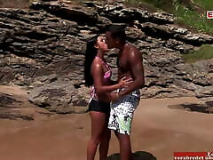 outdoor-sex im meer mit einer mageren latina mit braunen linien