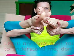 I want you to lick all my toes, if you lick my feet well then I will let you lick my pussy. Foot fetish, complitation cumshot talk