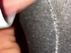 aspirateur suce mon clitoris dans le trou de mon pantalon de yoga