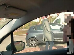 cazzo flash auto parte 2. la troia infila la mano e mi fa godere