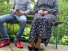 heiße milf handjob, latexhandschuh, schwanz, draußen, handschuh für cuckold ehemann