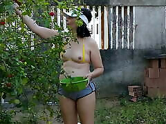 I cumshot on my wife tits. She works outdoor like that.