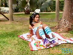sexy latina teen genießt solo-action
