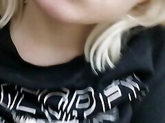 doux et charmant striptease fait maison en gros plan