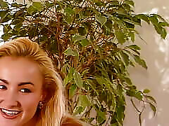 blonde und brunette kuessen und streicheln sich vor der kamera