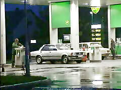 Der Ladie von der Tankstelle wird gefickt