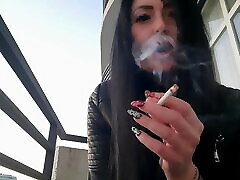 fétiche de fumer de la dominatrice sexy nika. une jolie femme souffle de la fumée de cigarette dans ton visage