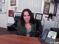 Amateur girl Sophia cojiendo con mi sobrina dormida gets her mouth fucked on the office table