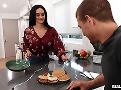 leidenschaftliches liebesspiel auf dem bett mit dem brünetten pornostar angela white