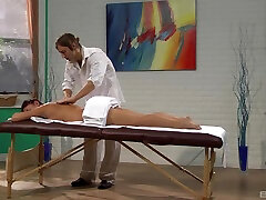mischa brooks wird während der massage von ihrem geilen masseur auf dem tisch gefickt