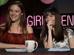 pornostar-talkshow-moderatoren haben zwei gäste, um darüber zu sprechen