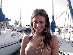naughty gorąca laska lubi grać z ogolone cipki na jachcie