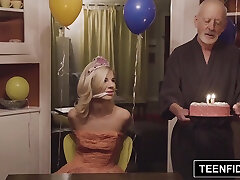 bella rose lässt retter ihre junge muschi ohne gnade ficken teenfidelity