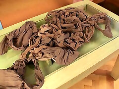 einsame und geile schönheit zieht ihren jeansrock herunter und reibt ihren kitzler