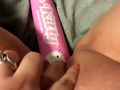 geiles camgirl schiebt sich einen kleinen baseballschläger in ihre hungrige fotze pov style