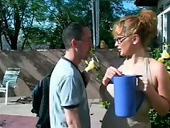 lascivo mamma rebecca bardoux ha orale sesso e prende scopata in il yard