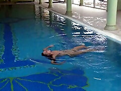 Torrid nympho with lovely smooth ass is so into underwater stripping
