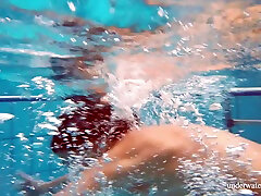 süßes schwimmmädchen hat nichts dagegen, ihre natürlichen titten zu blitzen