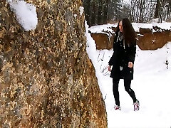 Brunette calicut girl teen virgin drunk chick walks in the winter forest and pisses behind the rock