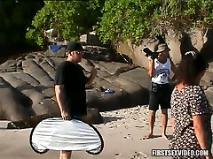 额外的角质小妞得到残酷的性交在狗的位置