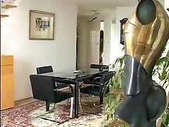 sexsüchtiger kerl gibt tittenloser hellhaariger hacke dampfenden cunnilingus