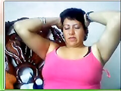 excitée comme une putain de maman mexicaine lui pique la chatte avec un gros gode au cul