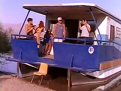 une fille au gingembre chaud participe à une action dramatique sur le bateau