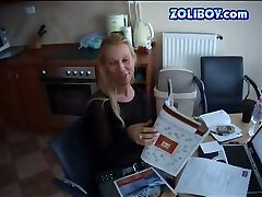schlanke sexy lächelnde blondine hat ein telefongespräch