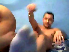 une belle petite salope aux gros seins se fait baiser