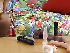 Bilanzbuchhalterin voegelt dildo vor kamera