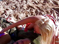 einen schönen schatten am strand zu finden, machte die blondine begierig darauf, es zu versuchen