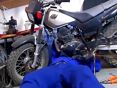 teen ottiene cornea e scopa patrigno in officina!
