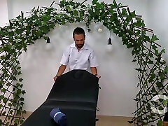 男人与一个大鸡巴给我一个按摩与一个快乐的结局-射液脸与莎乐美吉尔