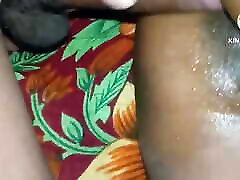 Desi annu bhabhi ki gand etni tait h ki land hi andar nhi ja rha tha bahut painful hard anal fuking Desi girl Hindvioce
