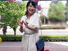 魔镜Gou-硬煮-业余女孩拿起坐在大爆炸振动器配备的沙发上86次