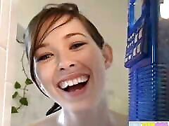 brookeskye et une fille asiatique se partagent une leanna dexker montrant un cul parfait et de petits seins