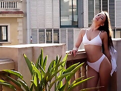 Le Moon - Naked View With Li Moon