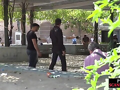 plantureuse fille ballgagged public baisée et fouettée dans 3some