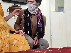 भाभी की टीवी इलेक्ट्रीशियन के साथ दर्दभरी चूत चुदाई Indian Bauju Tv Electronic Sanga Putima Chikyo
