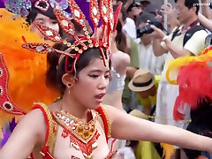 Smartphone personal shooting A lady who dances flashy at a samba street event is manchira ww.94