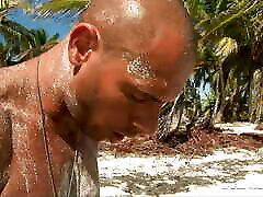 fortunato bellimbusto prende scopata su il spiaggia da due babes