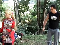 Blondine mit kleinen Titten wird hart mom sleping family in den Arsch von biker