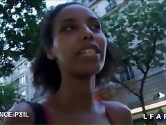 il सूट une metisse dans la rue