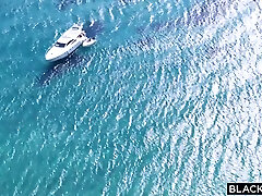 li ya e liya argento-godendo di un grosso cazzo nero sulla spiaggia